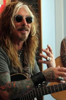 dead-daisies-13.jpg