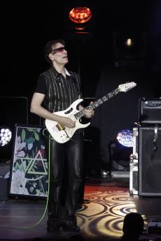 satchvaiband-beat-4.jpg