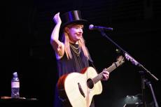 suzanne-vega-beat-10.jpg