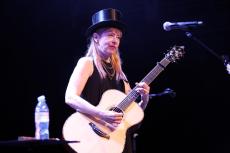 suzanne-vega-beat-4.jpg