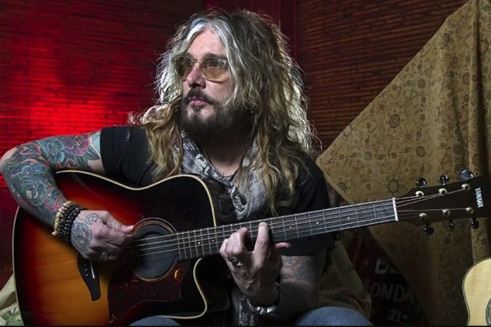 John Corabi představil skladbu „When I Was Young“ 
