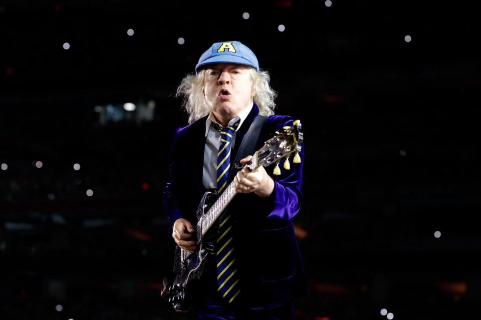 Angus Young se v Torontu podepsal fanouškovi na dítě